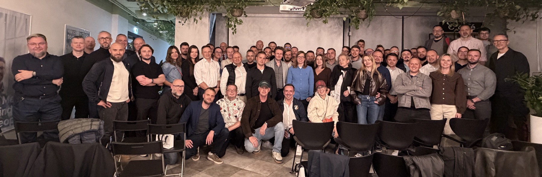 Wspólne zdjęcie uczestników Warsaw Meetup 01 w sali Connectis