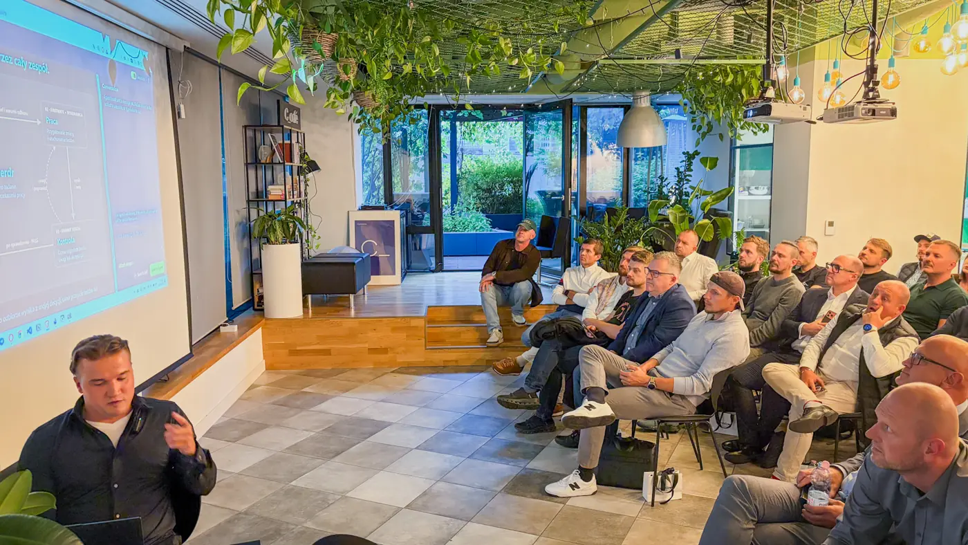 Sala ze sceną podczas wystąpienia